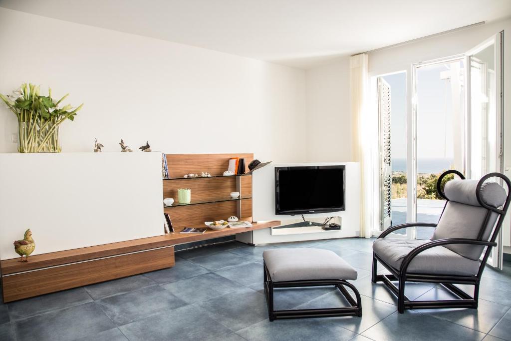 Telewizja i/lub zestaw kina domowego w obiekcie Fani Luxury Villas