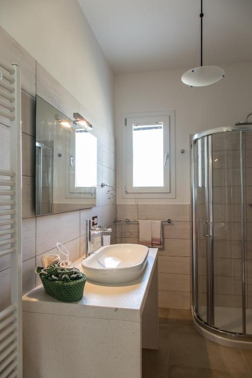 łazienka z umywalką i prysznicem w obiekcie Fani Luxury Villas w mieście Torre Pali