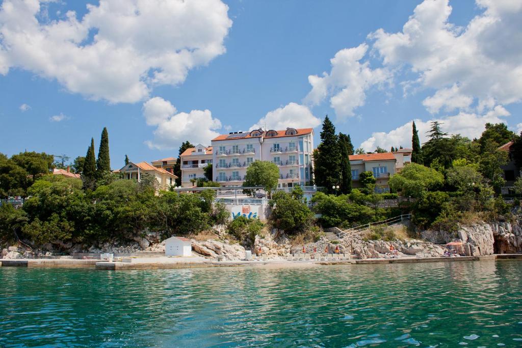 een resort aan de oever van een waterlichaam bij Hotel Vali Dramalj in Crikvenica