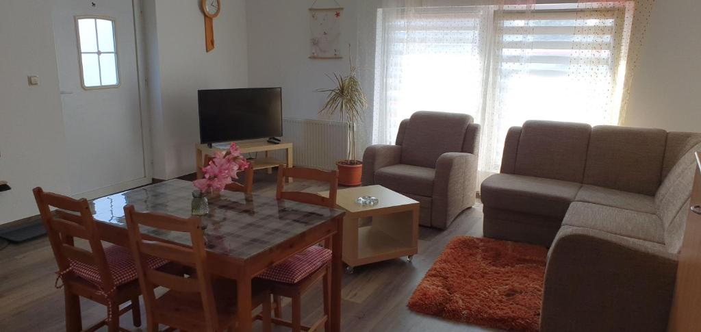 TV a/nebo společenská místnost v ubytování Ferienhaus-Poweleit