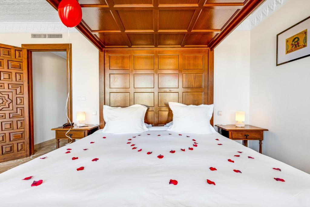 Posteľ alebo postele v izbe v ubytovaní Hotel Castillo de Monda