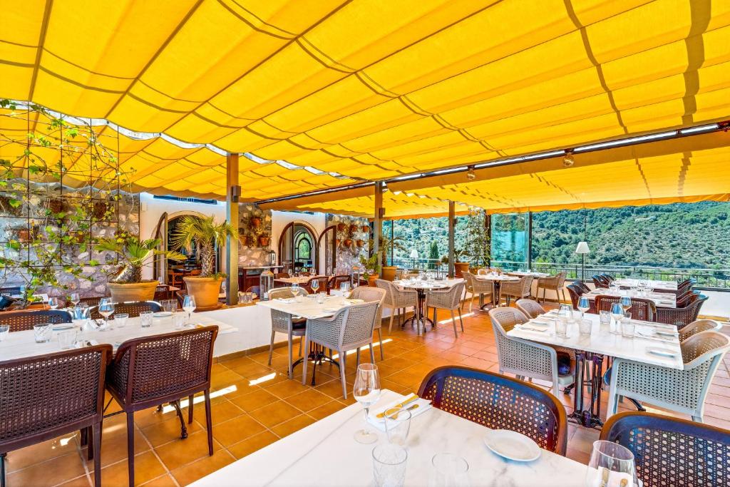 Reštaurácia alebo iné gastronomické zariadenie v ubytovaní Hotel Castillo de Monda