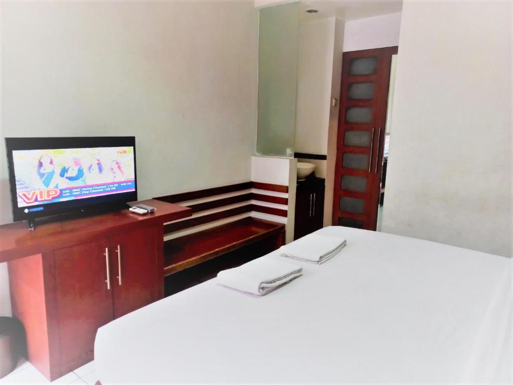 TV a/nebo společenská místnost v ubytování N Hotel Harmoni Jakarta