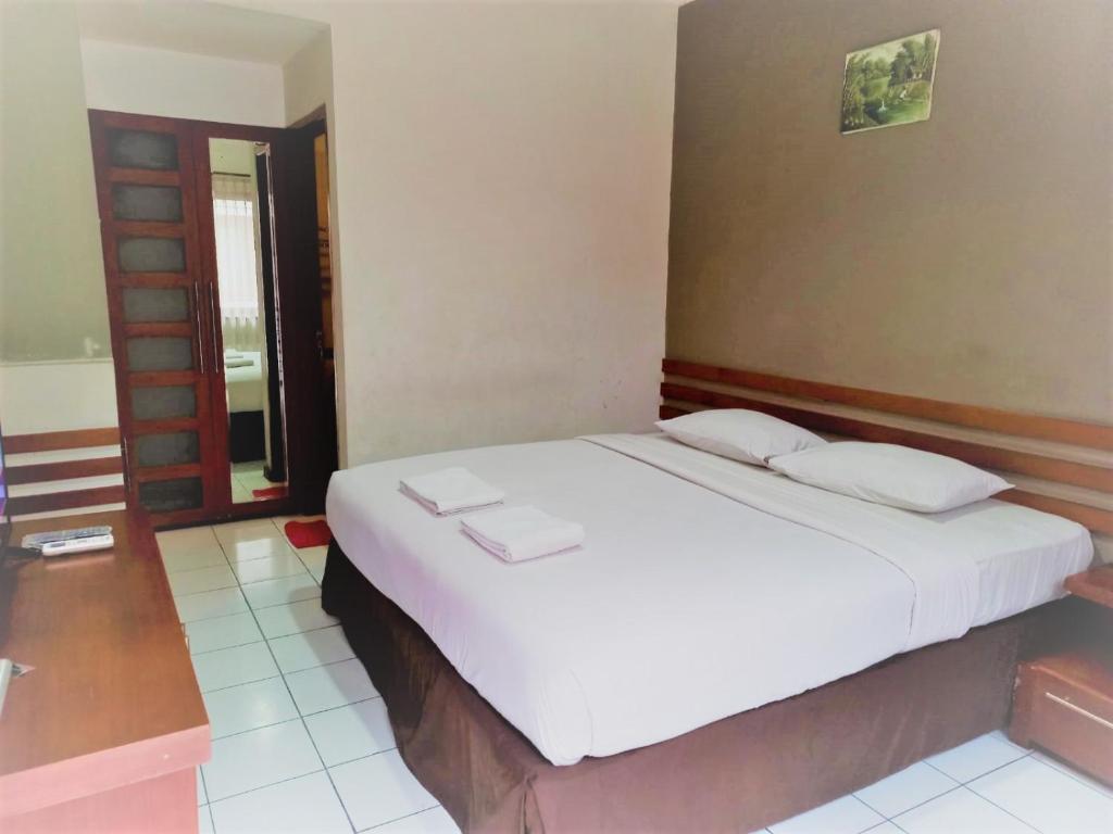 Postel nebo postele na pokoji v ubytování N Hotel Harmoni Jakarta