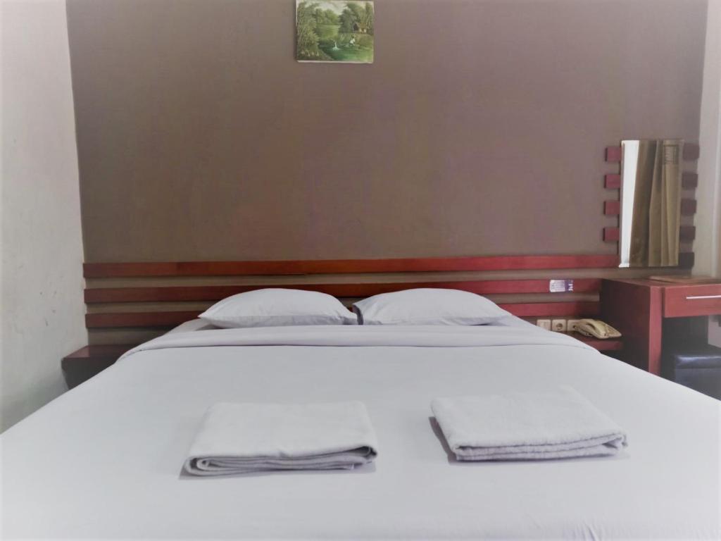 Postel nebo postele na pokoji v ubytování N Hotel Harmoni Jakarta