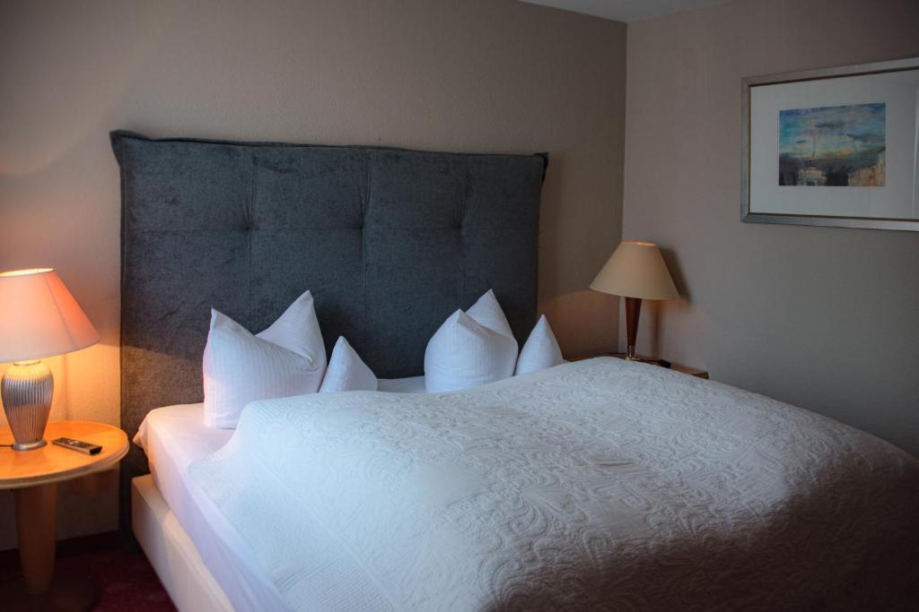 Postel nebo postele na pokoji v ubytování Hotel Das Kleine Ritz