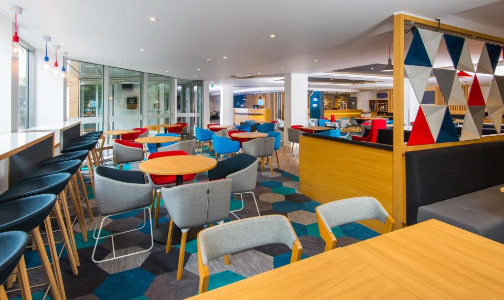 Restaurace v ubytování Holiday Inn Express London-Hammersmith by IHG