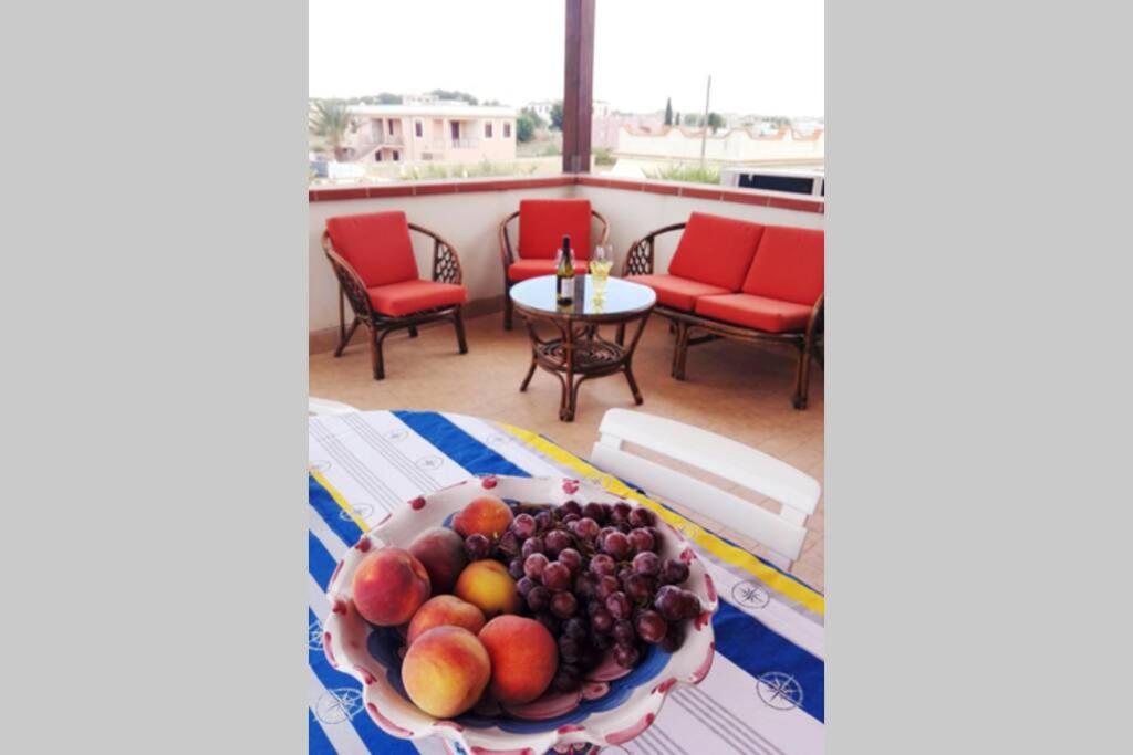 misa owoców na stole na balkonie w obiekcie Casa vacanza in villa con piscina! w mieście Triscina