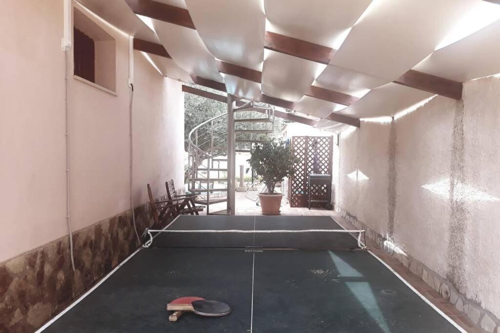Tenis stołowy w obiekcie Casa vacanza in villa con piscina! lub pobliżu