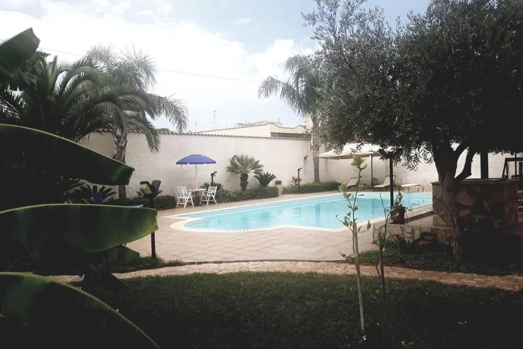 basen przed domem w obiekcie Casa vacanza in villa con piscina! w mieście Triscina