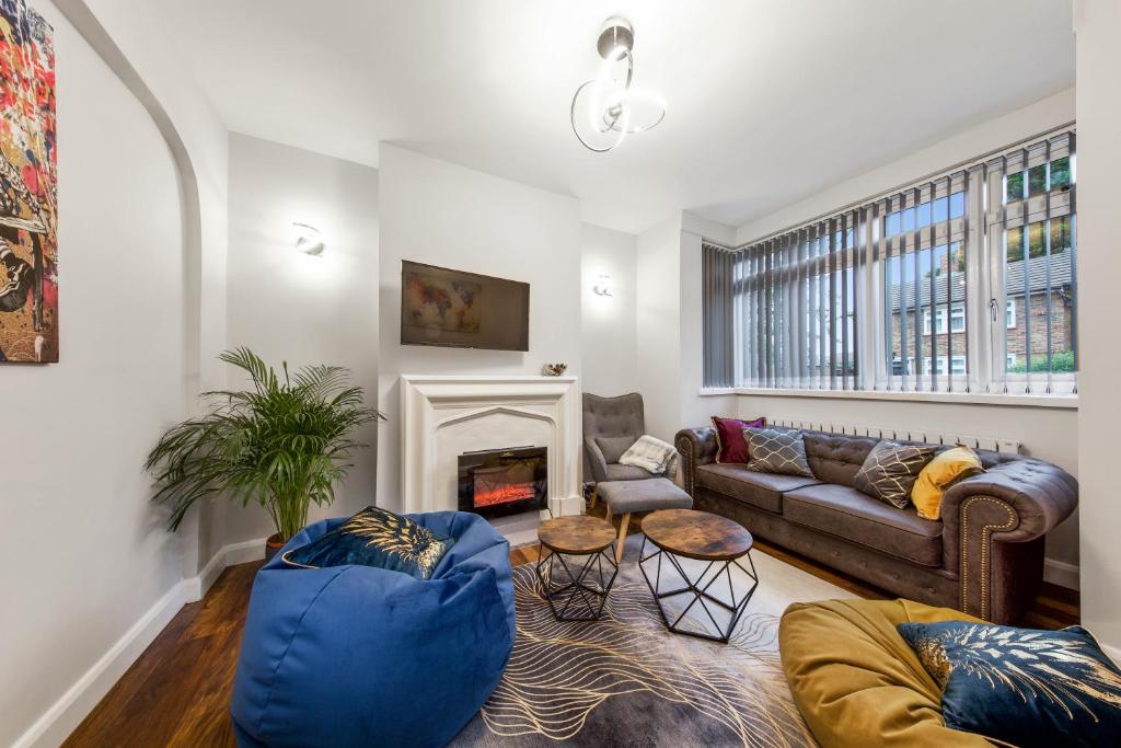 uma sala de estar com um sofá e uma lareira em Stunning house em Londres