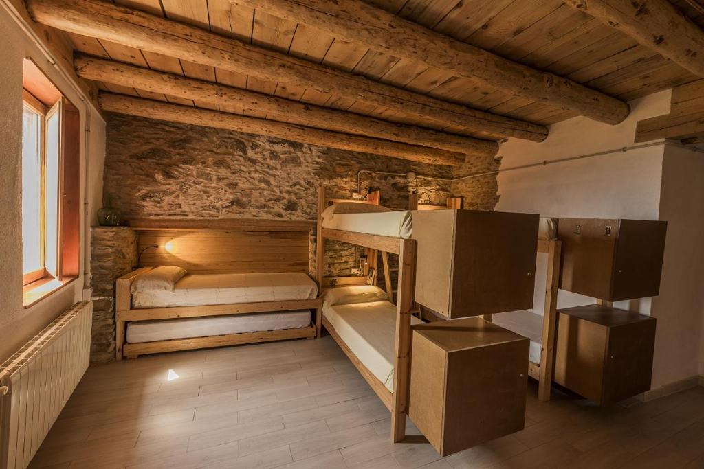 a room with two bunk beds and a window at El Cabirol 