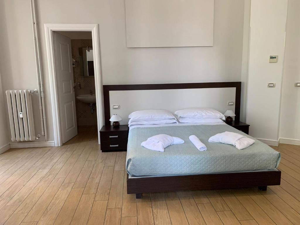 A bed or beds in a room at TheWesley