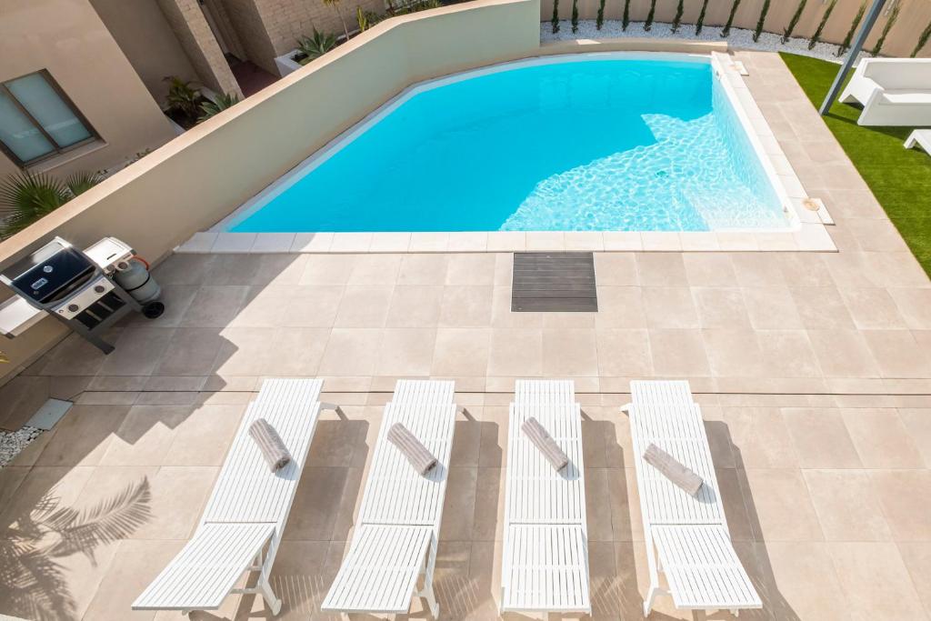 Bazén v ubytovaní Villa Alisios Golf Luxury Tenerifesummervillas Heated pool alebo v jeho blízkosti