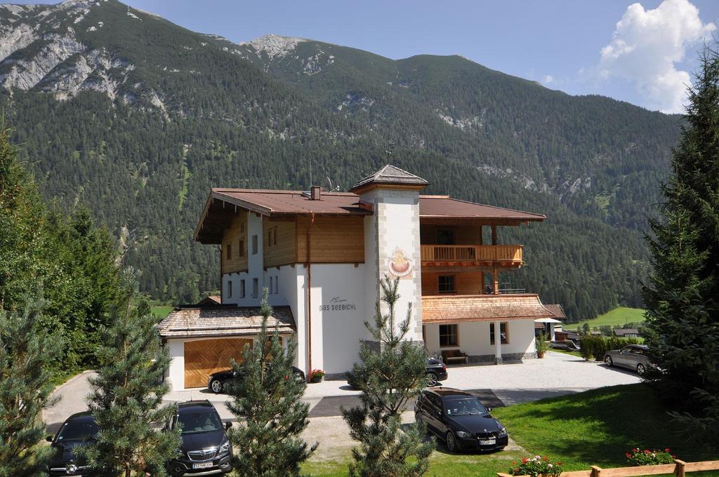Nespecifikovaný výhled na hory nebo výhled na hory při pohledu z hotelu