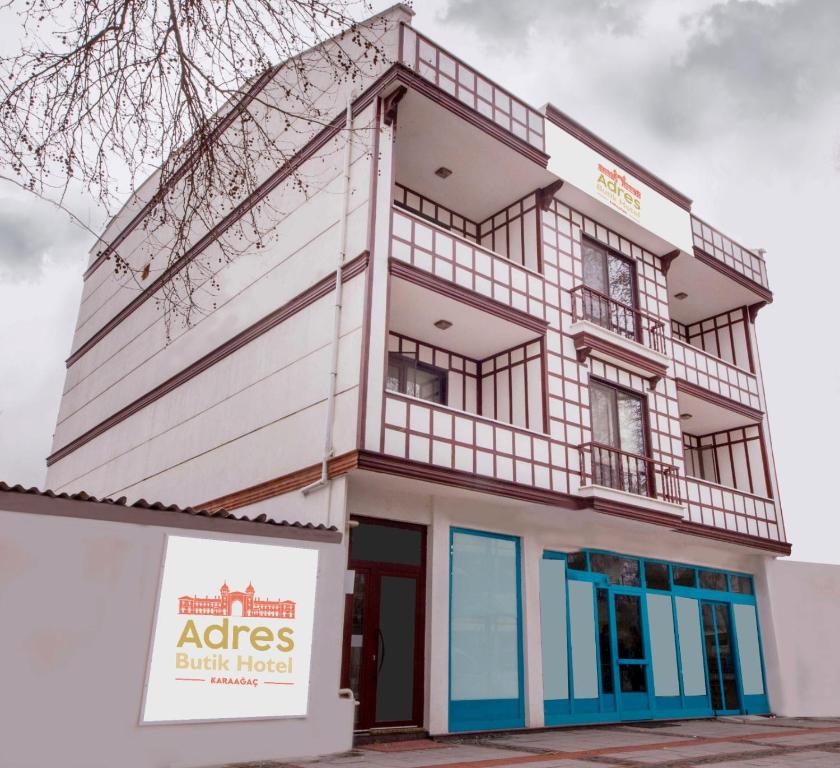 un edificio con una señal delante de él en Edirne Adres Karaağaç, en Edirne