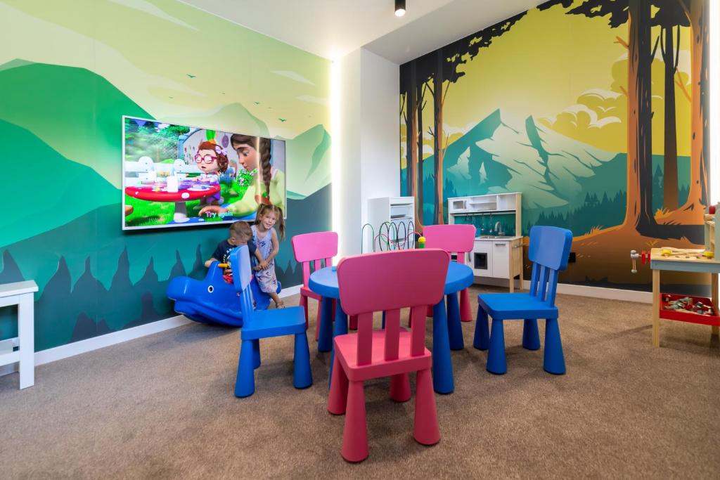 TV a/nebo společenská místnost v ubytování Apartamenty Kalinowa z sauną i bawialnią - Dream Apart