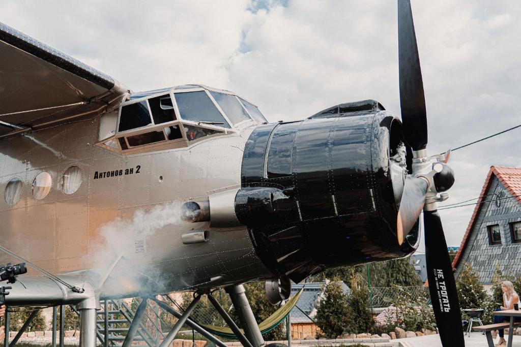 un avión propulsor expuesto en un museo en Antonov im Garten – Flugzeug-Ferienwohnung en Altendorf