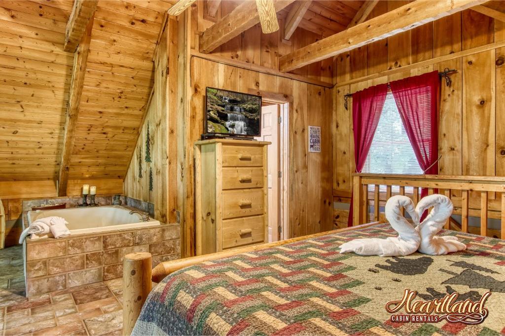 - une chambre avec un lit et une baignoire dans l'établissement Cozy Mountain Hideaway, à Gatlinburg