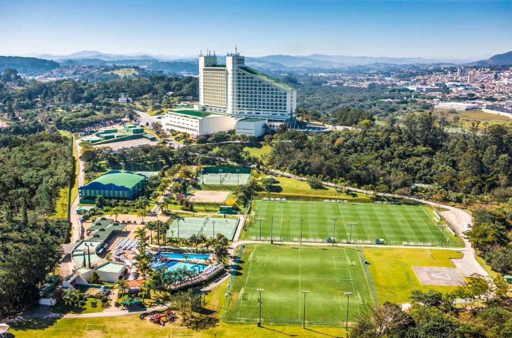 una vista aérea de un parque con un hotel en Bourbon Atibaia Resort, en Atibaia