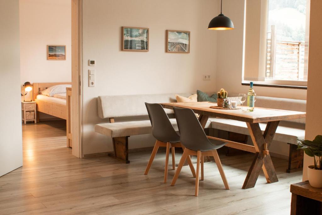 uma sala de estar com uma mesa de jantar e um sofá em Hochsitz Schladming em Schladming