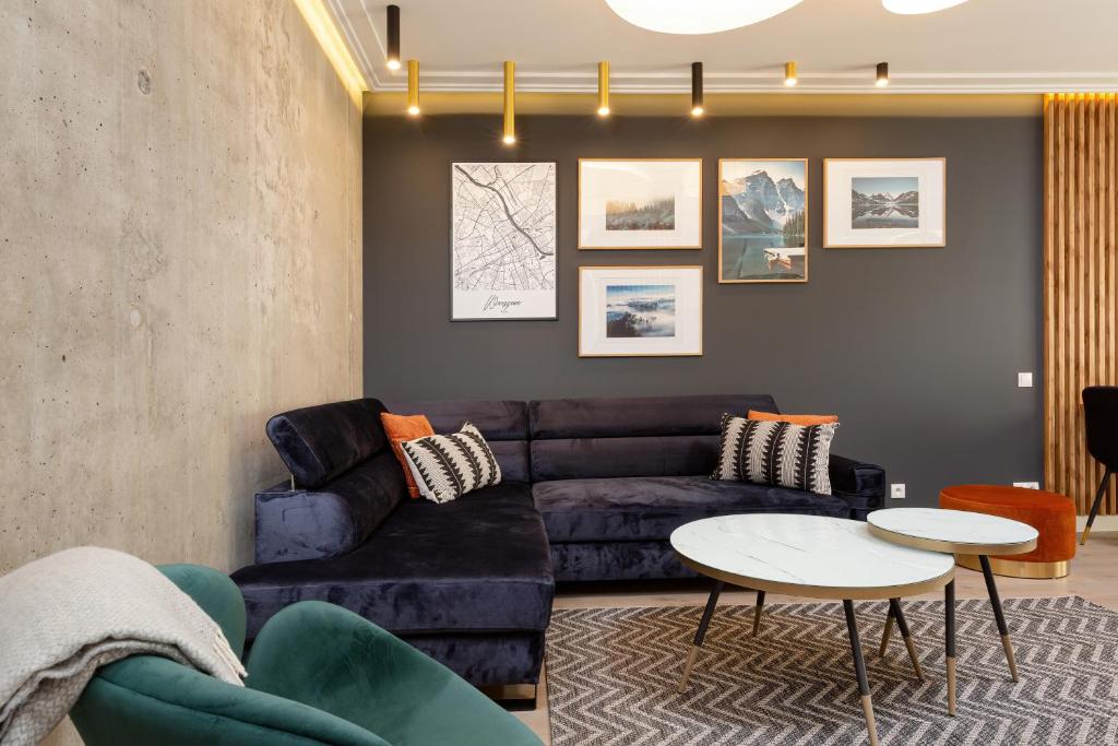salon z kanapą i stołem w obiekcie Apartment Forest Club Kabaty by Renters Prestige w Warszawie