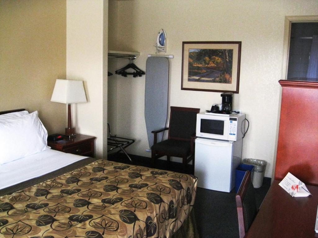 Postel nebo postele na pokoji v ubytování Travelodge by Wyndham Drumheller AB