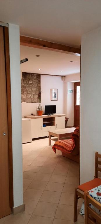 ein Wohnzimmer mit einem Sofa und einem Tisch in der Unterkunft Apartment Lucija in Cres