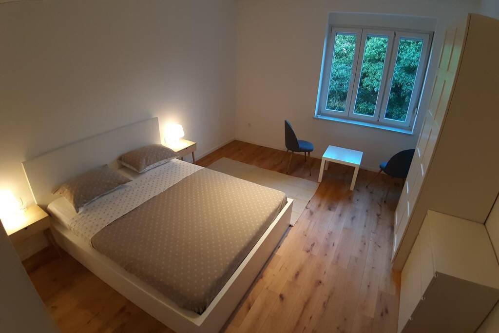 um quarto com uma cama, uma secretária e uma janela em Apartment Lenka em Zadar