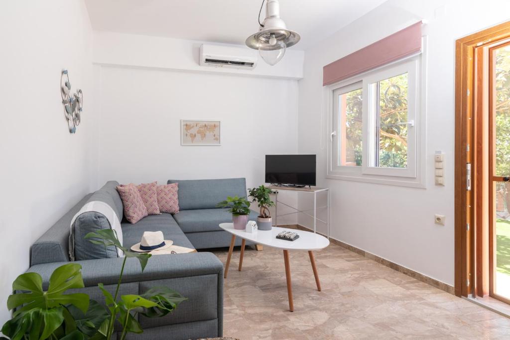 Telewizja i/lub zestaw kina domowego w obiekcie Casa EleMar Villa with Private Yard