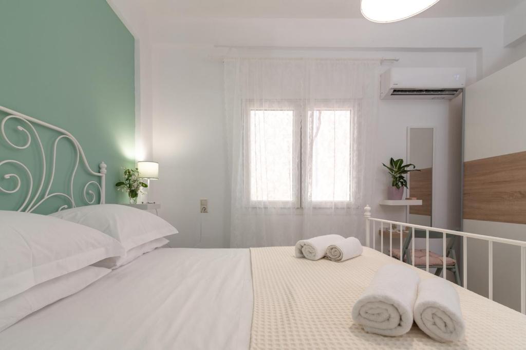 Łóżko lub łóżka w pokoju w obiekcie Casa EleMar Villa with Private Yard