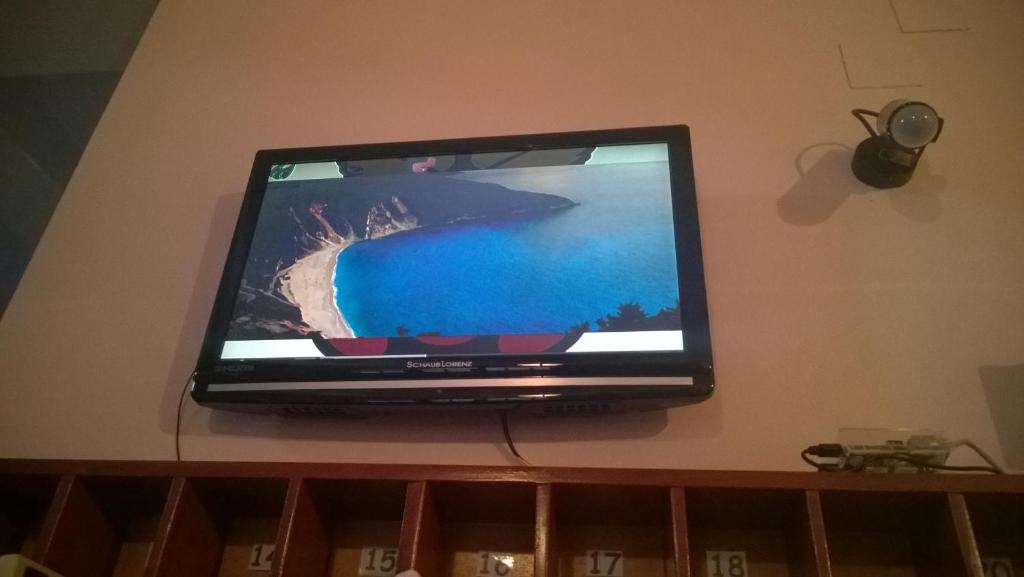 TV a/nebo společenská místnost v ubytování Moustakis Hotel