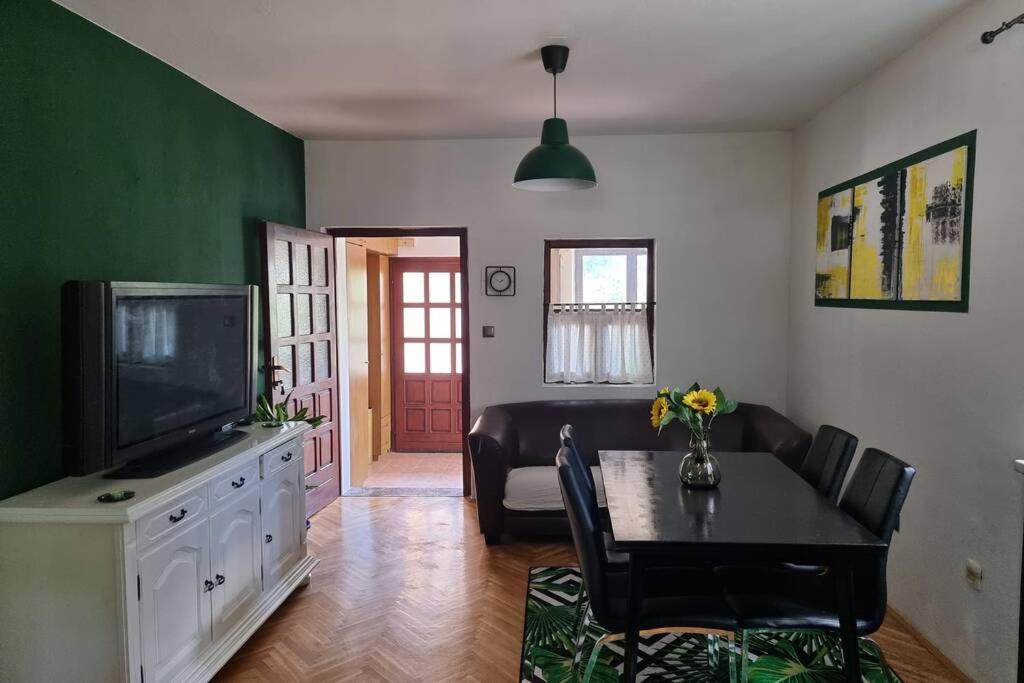 TV a/nebo společenská místnost v ubytování Holiday house few minutes from center of Sinj