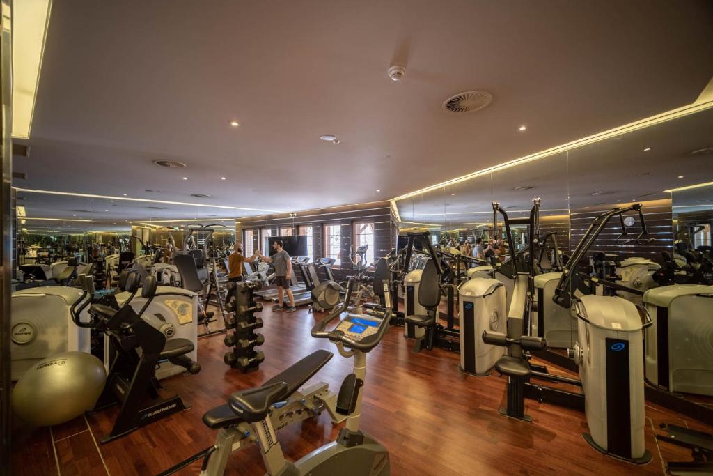 Fitness centrum a/nebo fitness zařízení v ubytování Chalet RoyAlp Hôtel & Spa