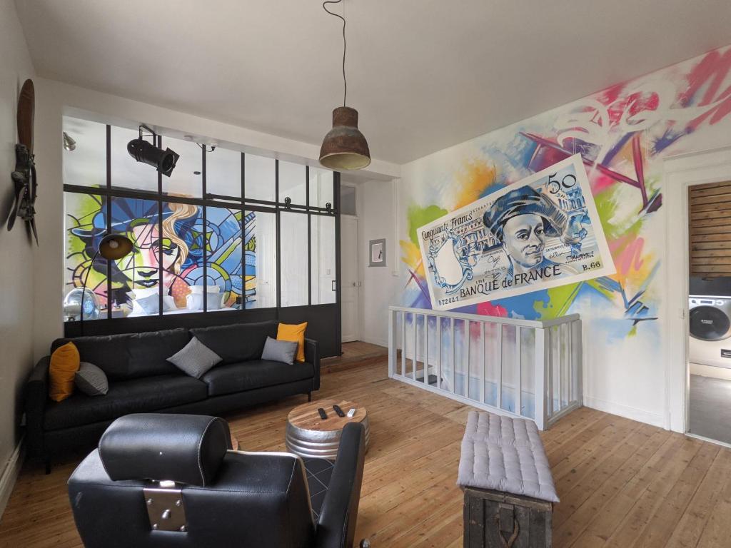 - un salon avec un canapé et un tableau mural dans l'établissement Street app'Art, à Saint-Quentin