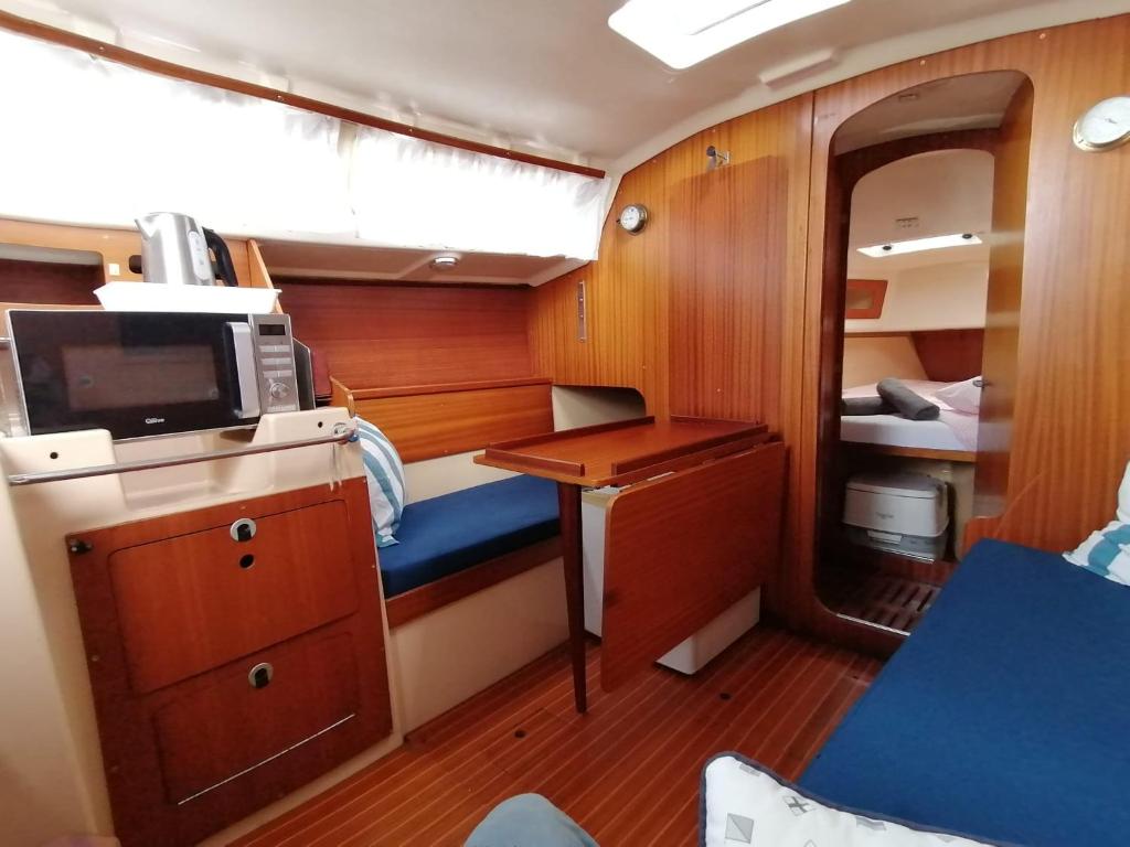 uma pequena cabina com uma secretária e uma televisão em Cozy sailboat - a good experience for everyone!!!! em Barcelona