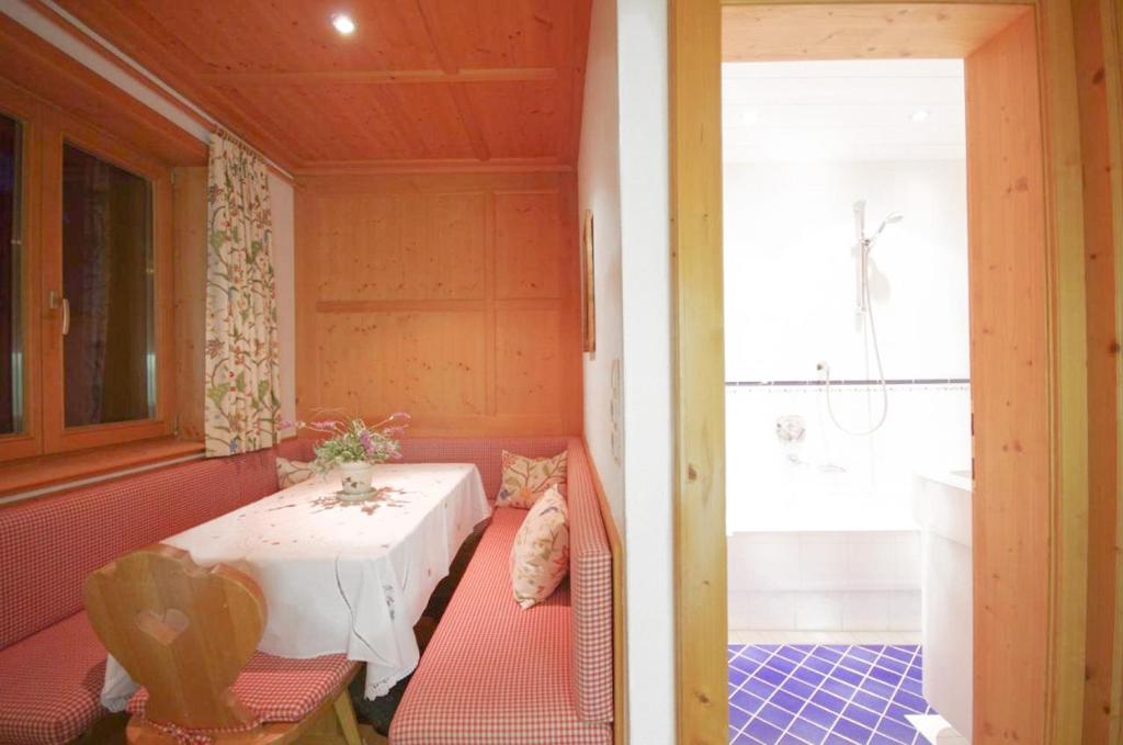 Фотография из галереи Hotel Pension Alpenrose в Лехе