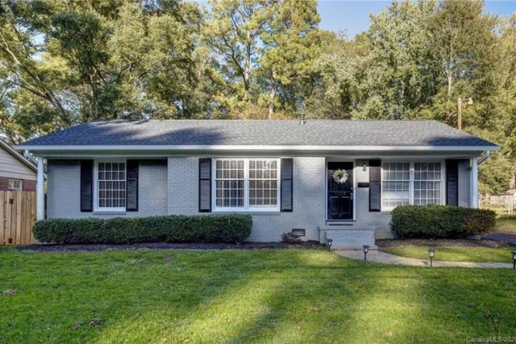 Modern house w/ easy access to UPT & SE Charlotte - Housity