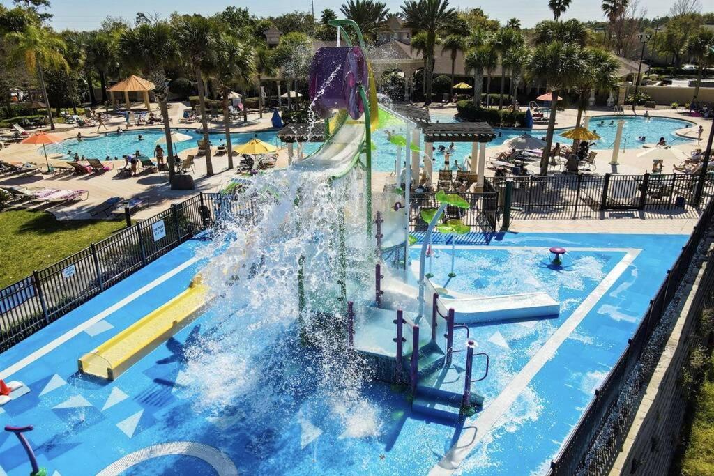 una gran piscina con un tobogán de agua en un complejo en Magic Holiday House, en Orlando
