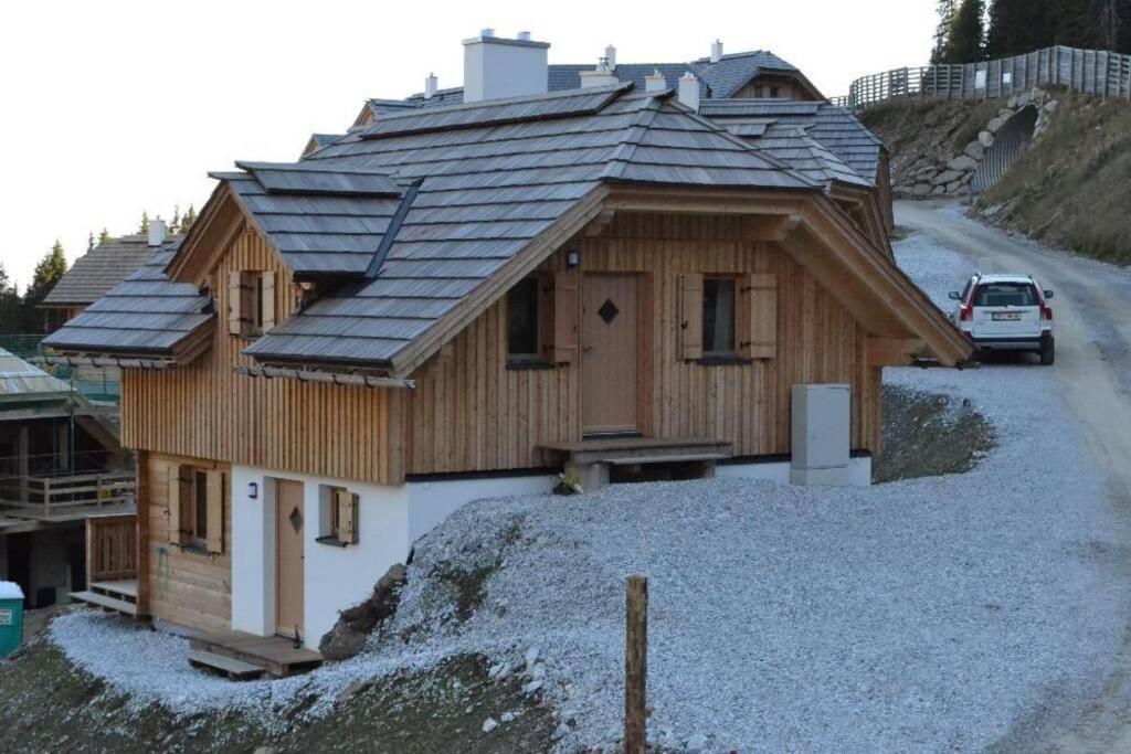 una pequeña casa de madera con nieve en el suelo en Talhuette App.1 Lachtal 542, en Murau