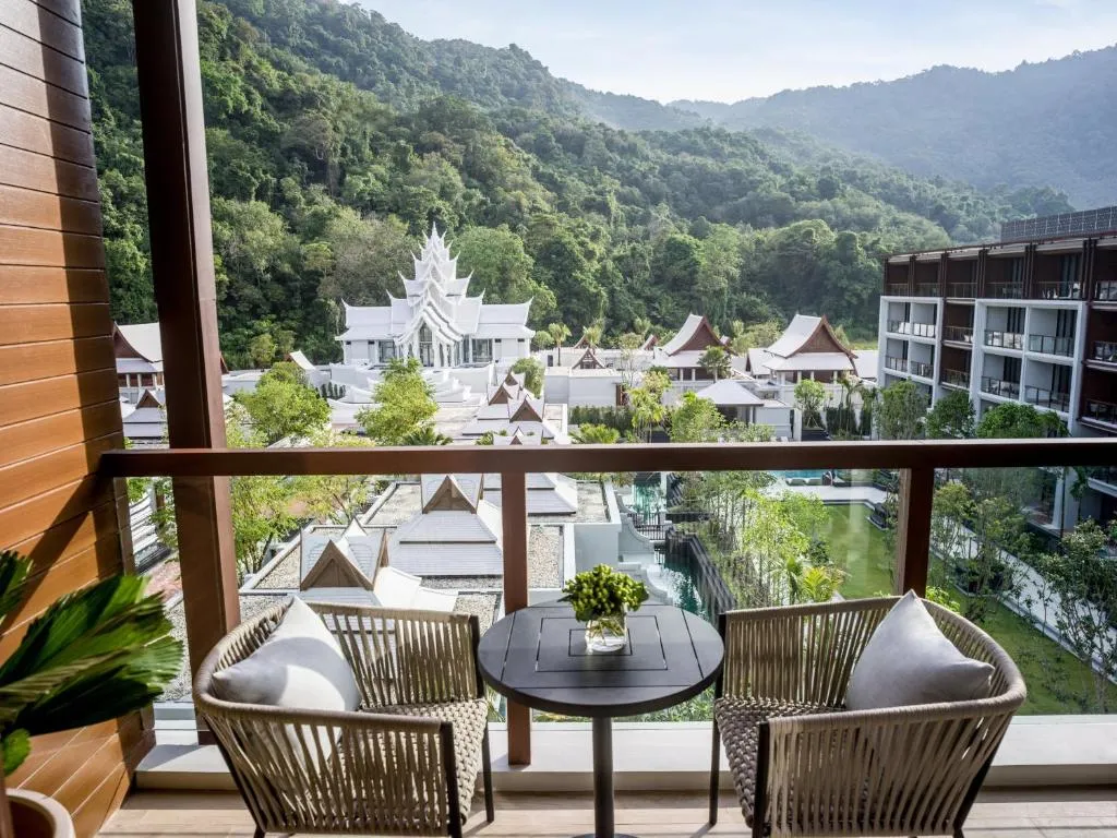 Classic King Room with Mountain View