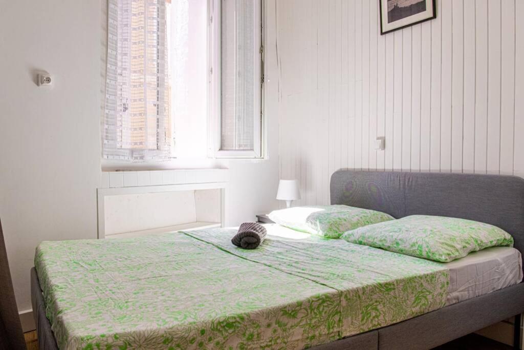 a bedroom with a bed with a cat laying on it at Latitude - Appartement proche Notre Dame de la Garde in Marseille