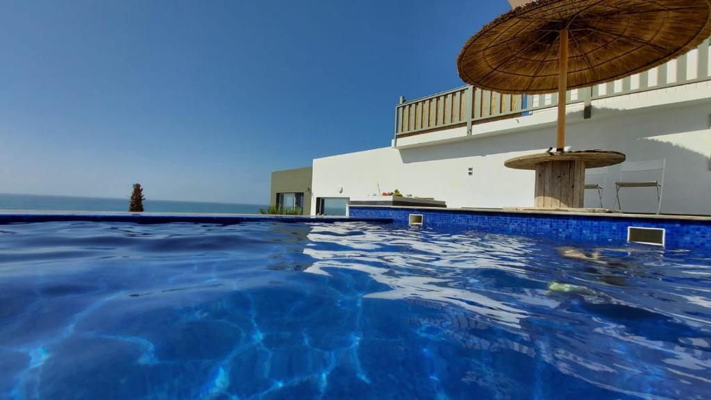 Maison de plage avec piscine et vue sur mer 내부 또는 인근 수영장