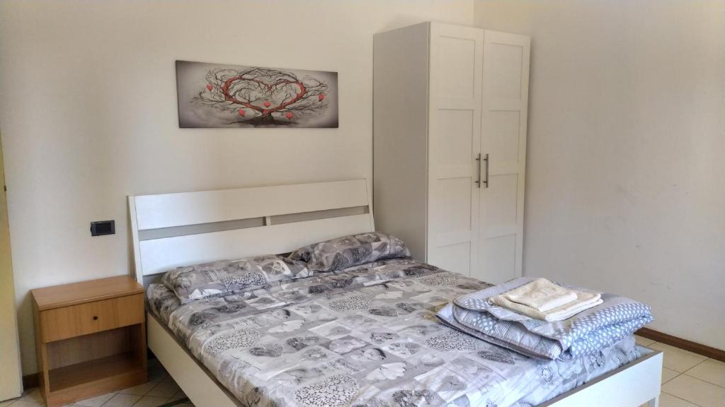 パヴィアにあるPitagoraのベッドルーム1室(ベッド1台、白いキャビネット付)
