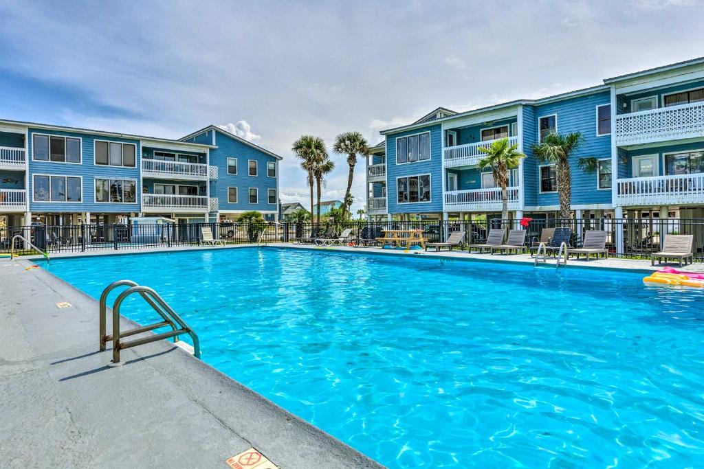 ein großer Pool vor einigen Apartmentgebäuden in der Unterkunft Gulf Shores Condo Private Balcony and Beach Views! in Gulf Shores