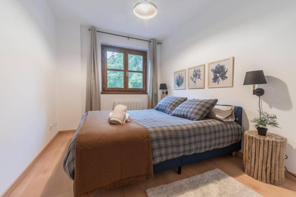 sypialnia z łóżkiem i oknem w obiekcie Casa Sanchines - Apartamentos Loira w mieście Benasque