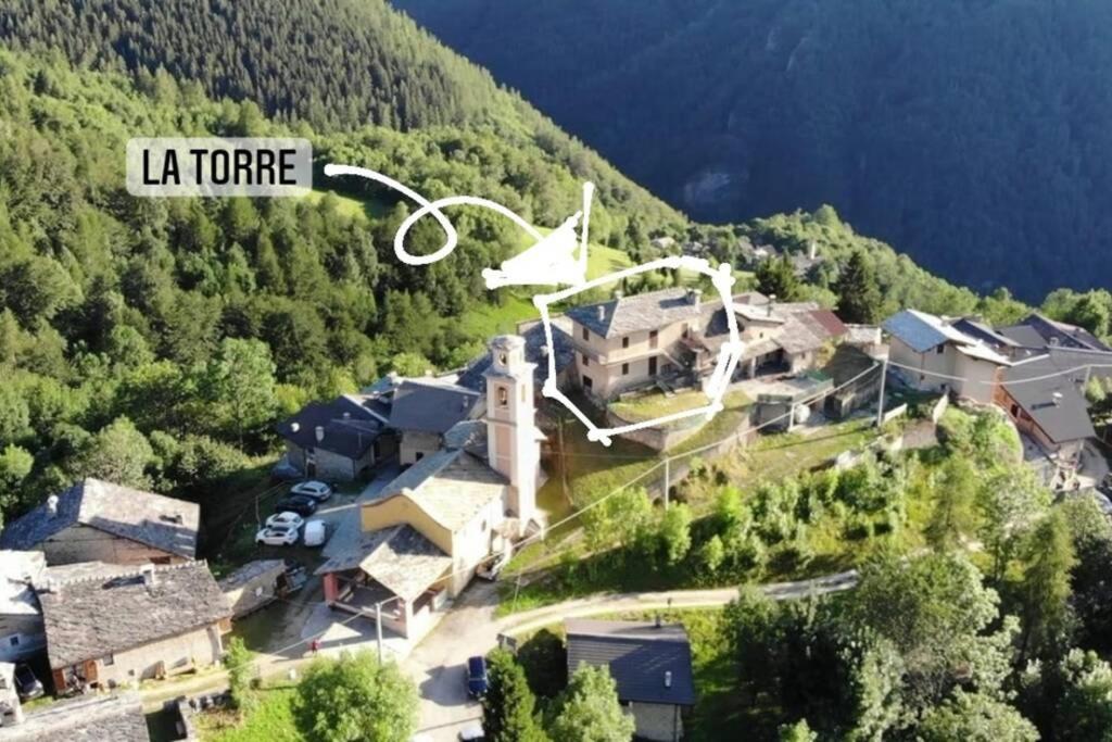 een luchtzicht op een huis in een berg bij Appartmento Rustico Montagna Val Maira Castellaro in Macra