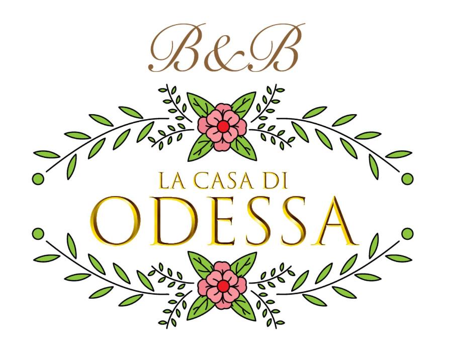 ein Schild für ein Restaurant mit Blumenkranz in der Unterkunft La casa di Odessa in Arcevia