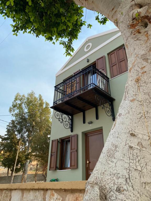 una casa con balcón en la parte superior en Celestia Apartments, en Halki