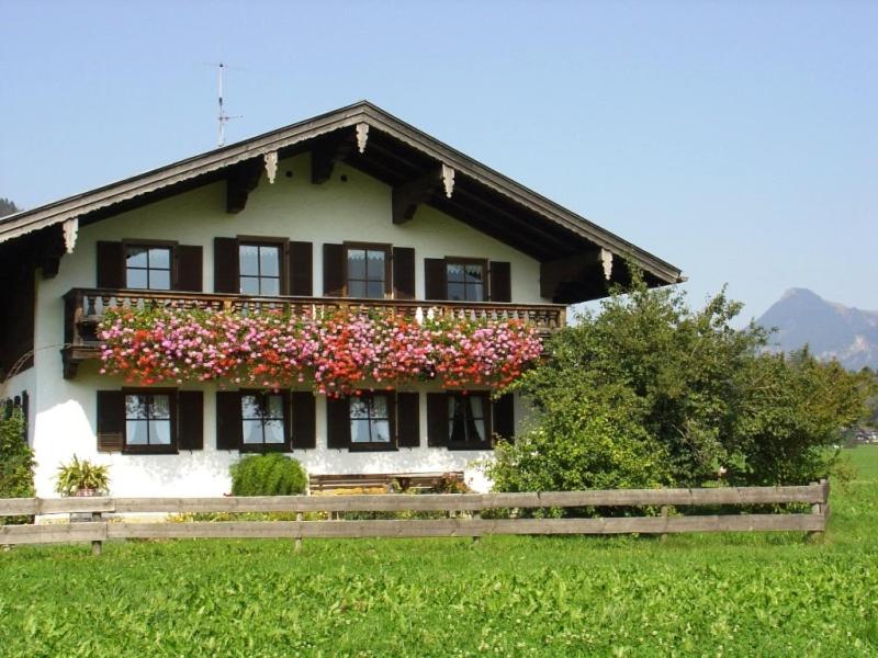 a house with flowers on the side of it at Ferienwohnung Wechselberger in Kiefersfelden